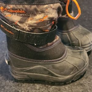 Toddler Columbia snowboots. Orange camo size 9